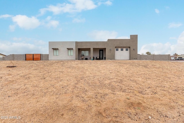 935 Calle Azul, Wickenburg, AZ 85390 - adobe home with an attached garage, fence, and stucco siding