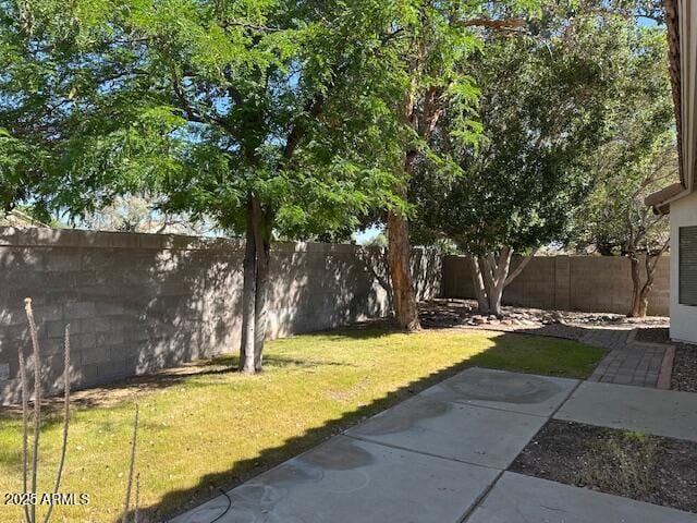 20985 N 81st Dr, Peoria, AZ 85382 - view of yard with a patio