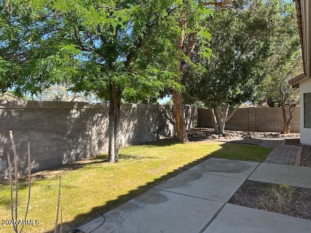 20985 N 81st Dr, Peoria, AZ 85382 - view of yard with a patio