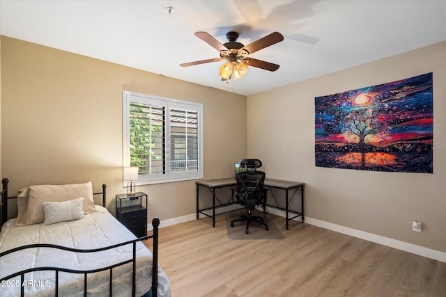 15151 N Frank Lloyd Wright Blvd Unit 2086, Scottsdale, AZ 85260 - bedroom featuring light wood finished floors, an office area, and ceiling fan