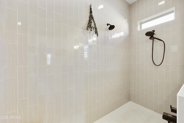 bathroom featuring a tile shower