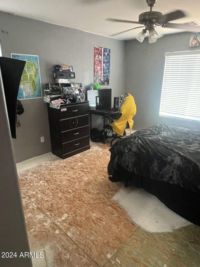 bedroom featuring ceiling fan