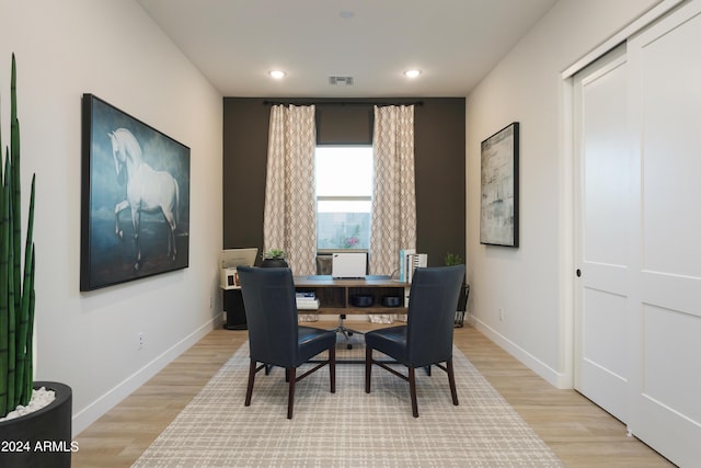 dining area featuring baseboards, visible vents, light wood-style flooring, and recessed lighting