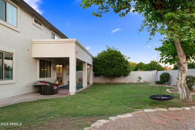 view of yard featuring a patio area