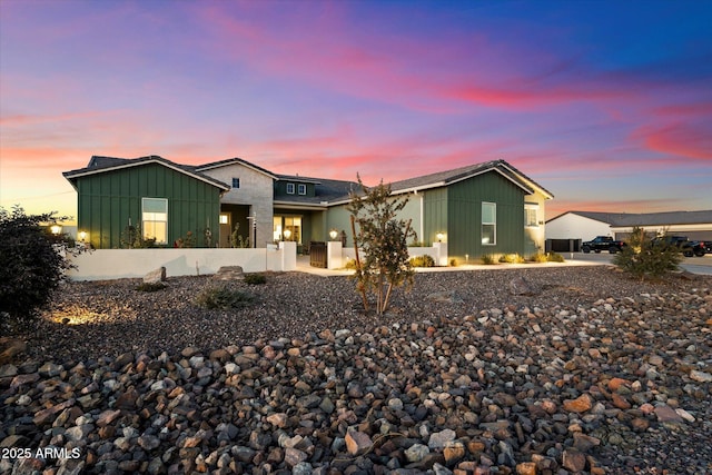 view of front of property