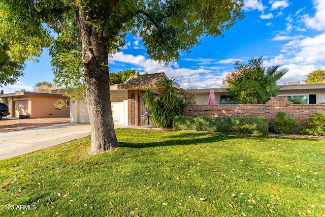 view of front of house featuring a front lawn and a garage