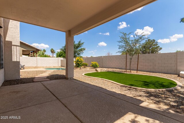 453 E Baylor Ln, Gilbert, AZ 85296 - fenced backyard featuring a patio area