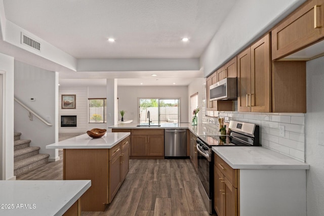 453 E Baylor Ln, Gilbert, AZ 85296 - kitchen with appliances with stainless steel finishes, a sink, wood finished floors, light countertops, and recessed lighting