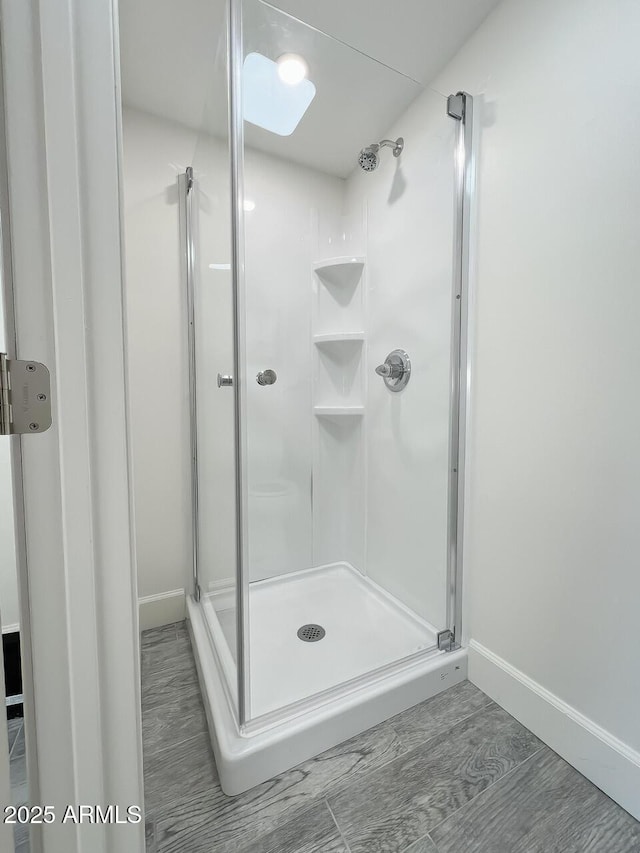 21 Hummingbird Cir, Sedona, AZ 86336 - full bath with a stall shower, wood finished floors, and baseboards