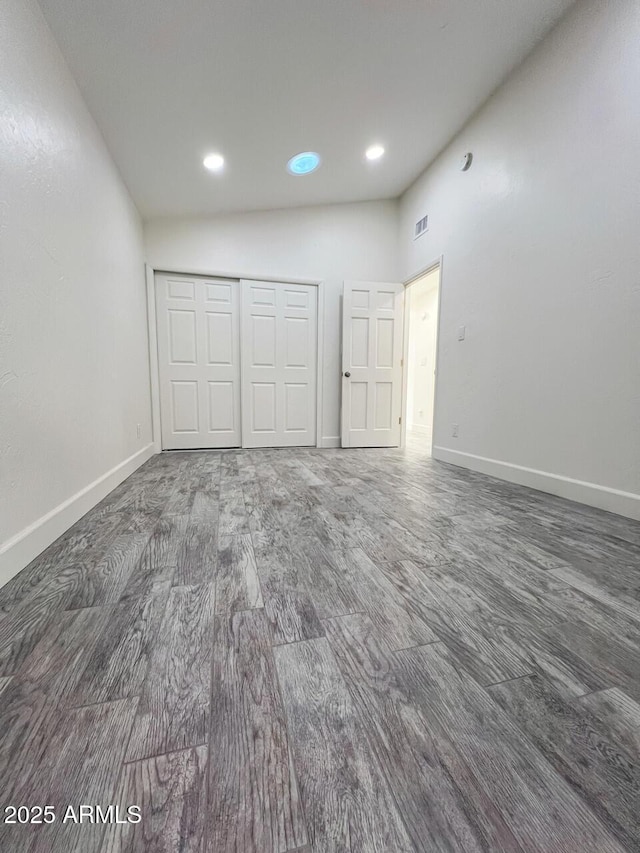 21 Hummingbird Cir, Sedona, AZ 86336 - unfurnished bedroom featuring a closet, recessed lighting, vaulted ceiling, baseboards, and wood finished floors