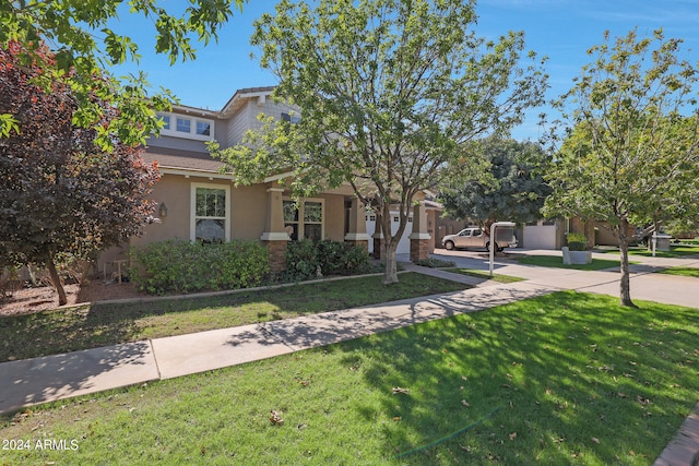 view of front of house featuring a front lawn