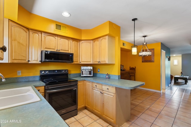 kitchen with light tile patterned flooring, sink, kitchen peninsula, hanging light fixtures, and electric range