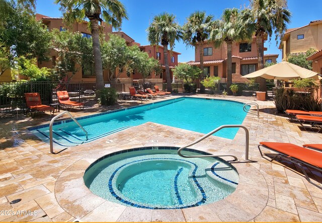 9551 E Redfield Rd Unit 1061, Scottsdale, AZ 85260 - community pool with a hot tub, a patio area, and fence