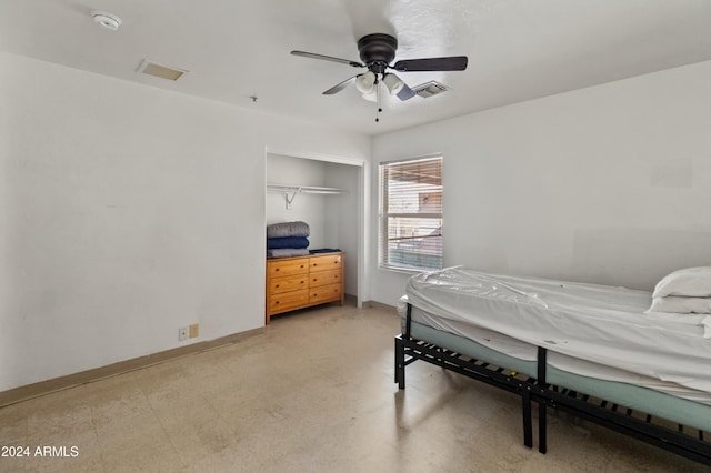 bedroom featuring ceiling fan and a closet