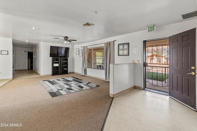 foyer entrance featuring ceiling fan