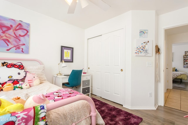 bedroom with ceiling fan, wood-type flooring, and a closet