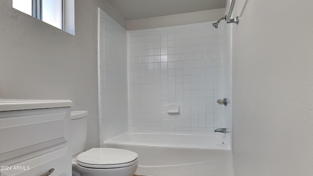 bathroom with tiled shower / bath and toilet