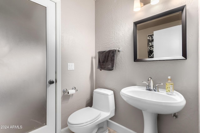 bathroom featuring toilet and sink