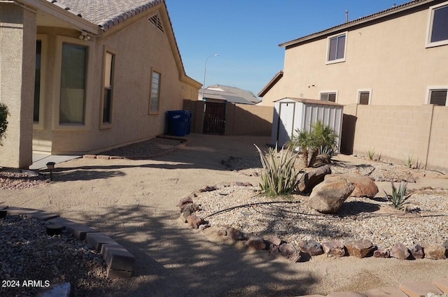 view of yard with a storage unit