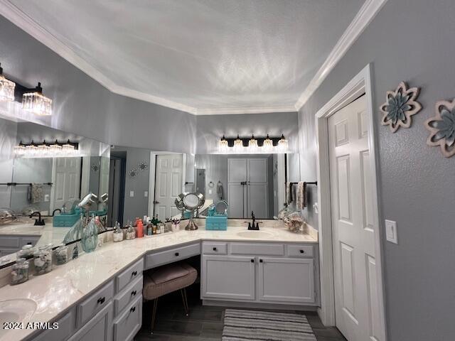 19014 N 91st Dr, Peoria, AZ 85382 - full bath with crown molding and double vanity