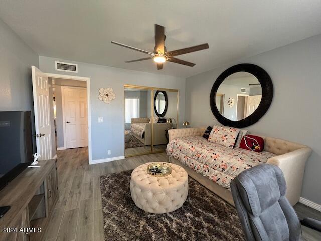 19014 N 91st Dr, Peoria, AZ 85382 - living area featuring wood finished floors, ceiling fan, and baseboards