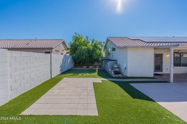 view of yard featuring a patio area