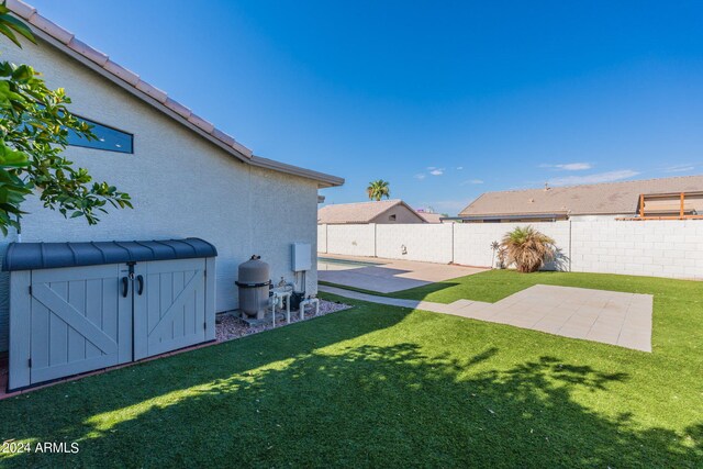 view of yard featuring a patio area