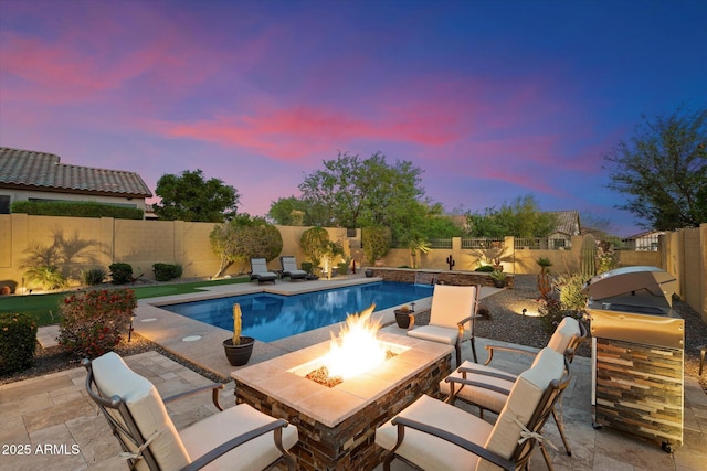 8733 E Jacaranda St, Mesa, AZ 85207 - pool at dusk with a fenced backyard, grilling area, a patio area, a fire pit, and a fenced in pool