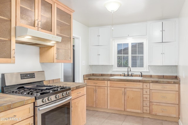 445 W 1st St, Mesa, AZ 85202 - kitchen with gas stove, under cabinet range hood, light brown cabinets, and tile countertops