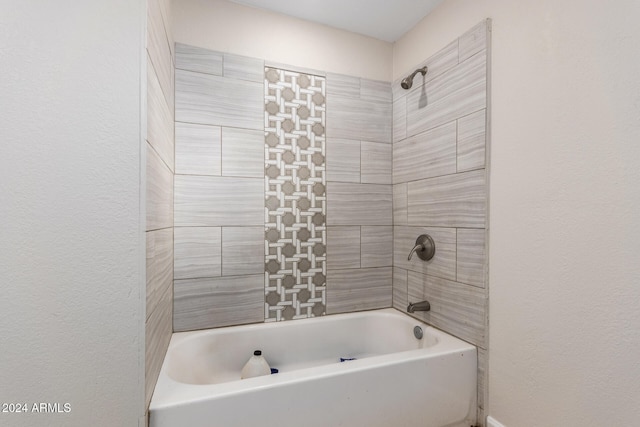 bathroom featuring tiled shower / bath