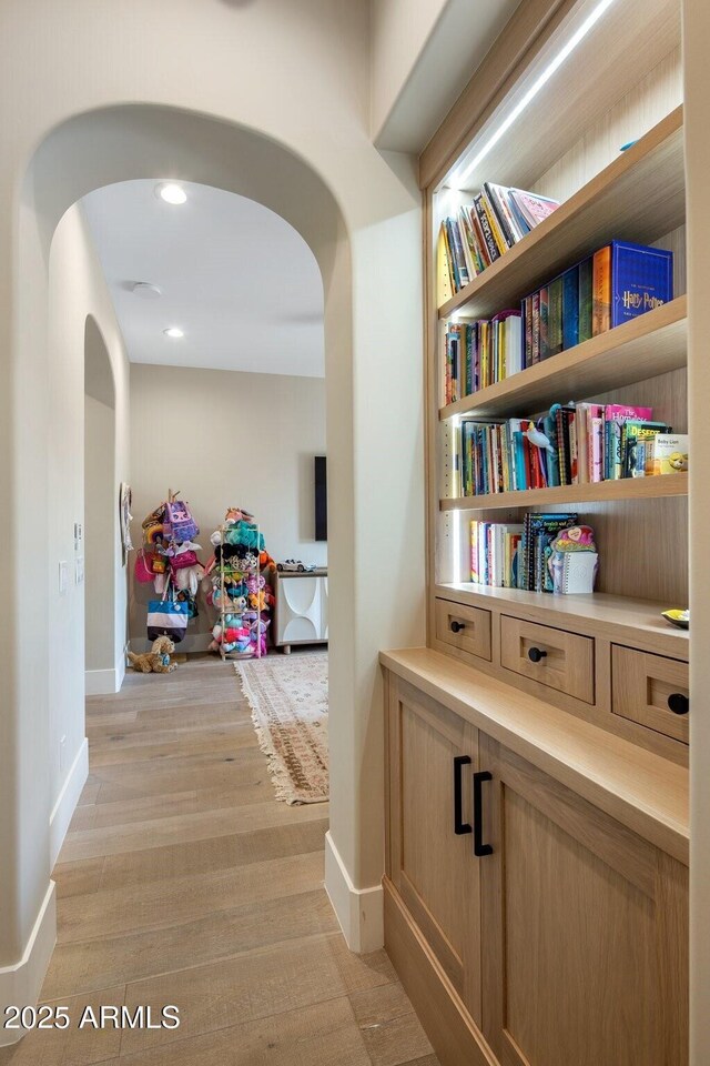 20055 N 96th Way, Scottsdale, AZ 85255 - hall featuring baseboards, arched walkways, and recessed lighting