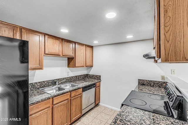 kitchen featuring a sink, recessed lighting, baseboards, under cabinet range hood, and black appliances