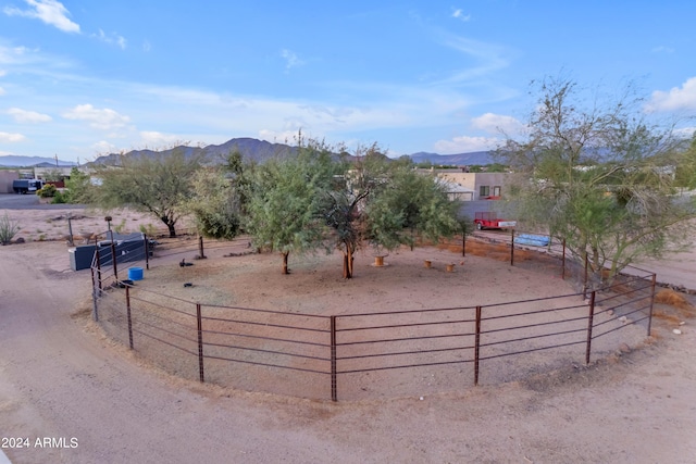 view of yard featuring a mountain view