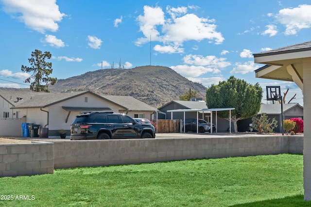 view of yard featuring a mountain view