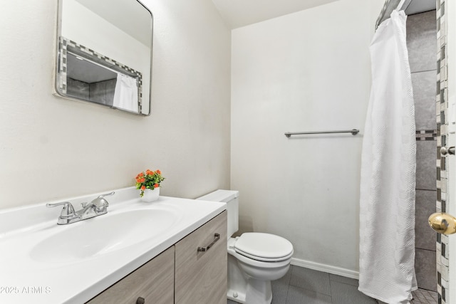 full bathroom featuring a shower with shower curtain, baseboards, vanity, and toilet