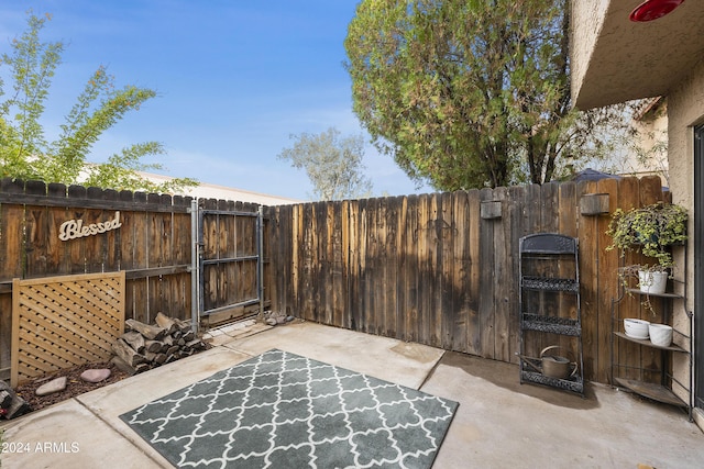 4901 E Kelton Ln Unit 1006, Scottsdale, AZ 85254 - fenced backyard featuring a gate and a patio area