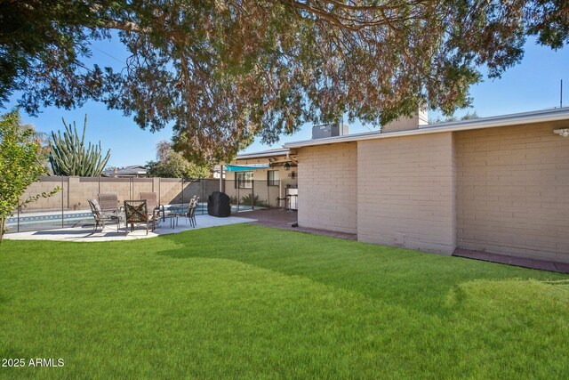 view of yard featuring a patio area