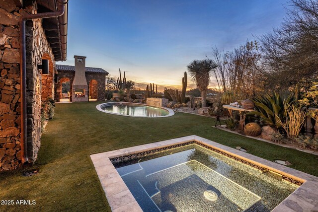 27256 N 97th Pl, Scottsdale, AZ 85262 - pool at dusk featuring a yard and a hot tub