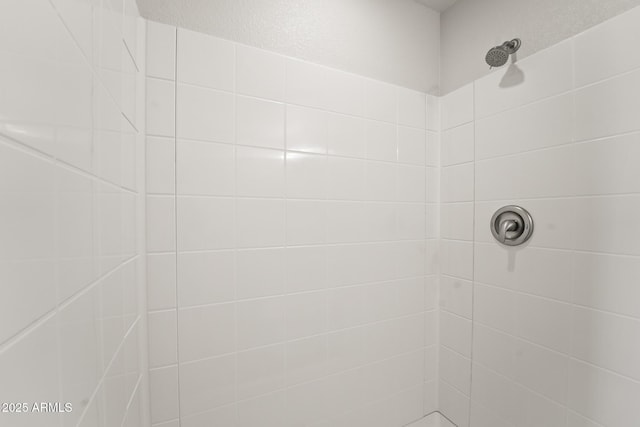 bathroom featuring a tile shower