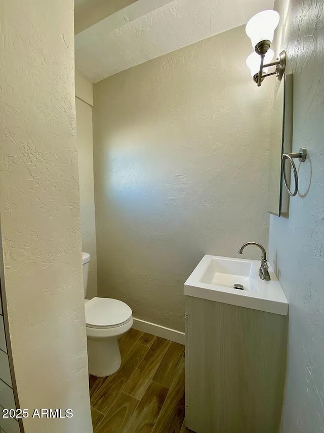 1620 E Palm Ln, Phoenix, AZ 85006 - bathroom with wood finished floors, toilet, vanity, baseboards, and a textured wall
