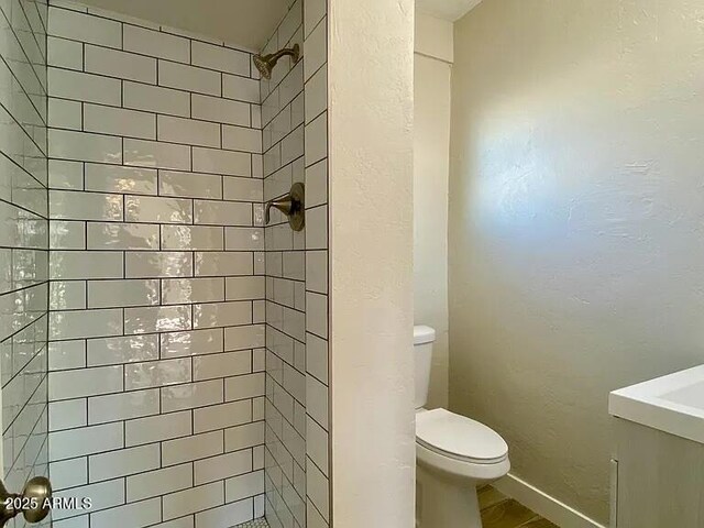1620 E Palm Ln, Phoenix, AZ 85006 - full bath with toilet, tiled shower, and baseboards