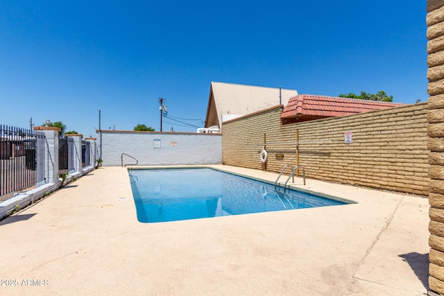 6818 N 35th Ave Unit C, Phoenix, AZ 85017 - community pool with a patio area and a fenced backyard