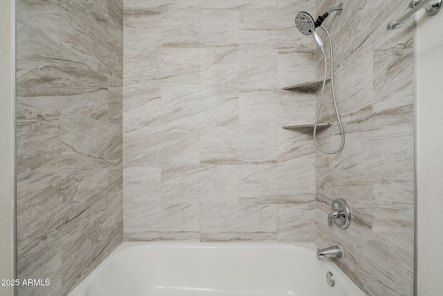 bathroom with tiled shower / bath combo