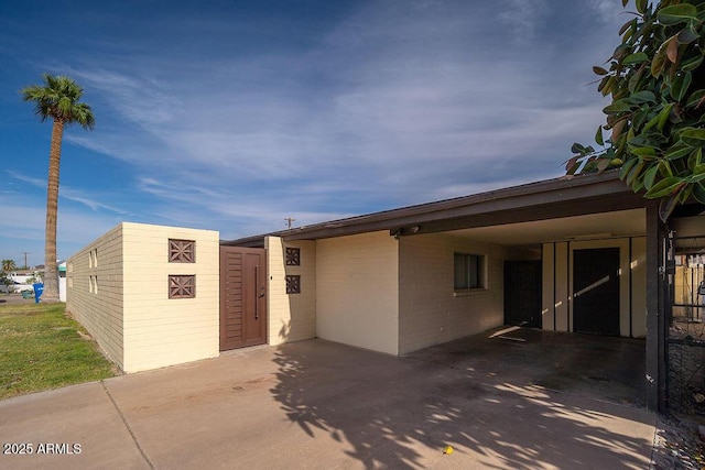 view of front of property featuring an attached carport