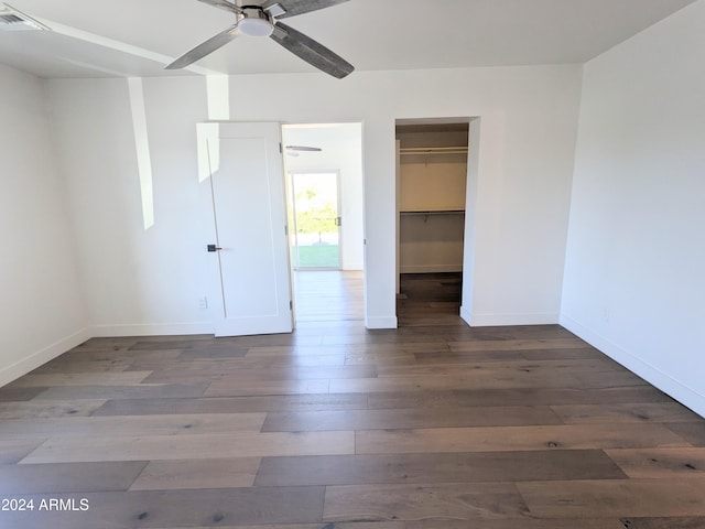 empty room with dark wood-type flooring and ceiling fan