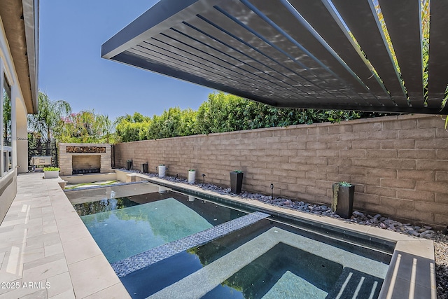 199 E Tangerine Path, Queen Creek, AZ 85140 - view of pool featuring a pool with connected hot tub and a fenced backyard