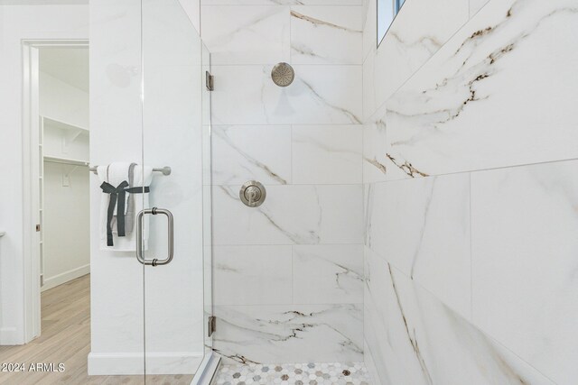 bathroom featuring backsplash, a shower with door, and dual bowl vanity