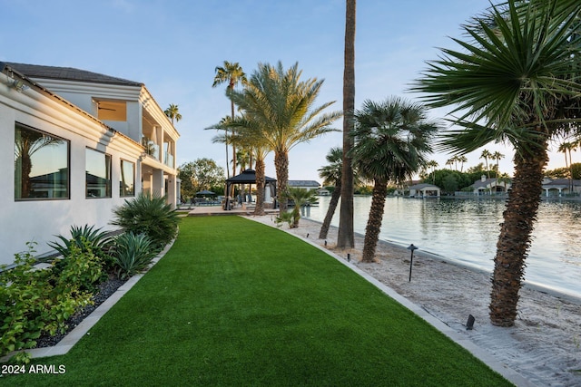 view of yard featuring a water view