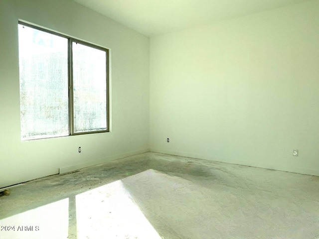 empty room featuring concrete flooring