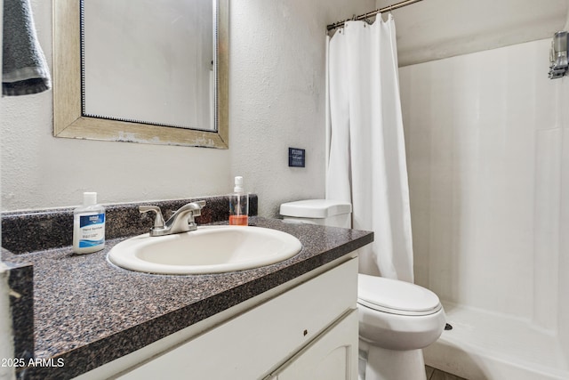 7520 E Papago Dr, Scottsdale, AZ 85257 - full bath featuring a textured wall, curtained shower, toilet, and vanity